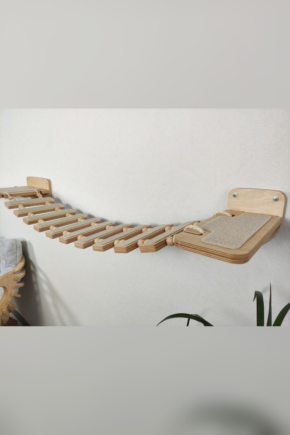 Puente colgante articulado para gatos