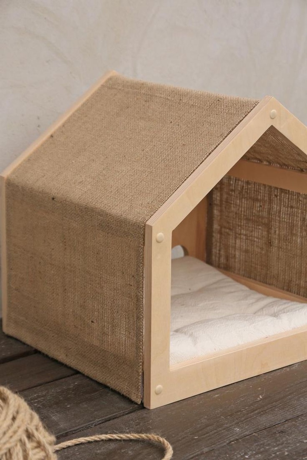 Casita refugio nórdica de madera y yute