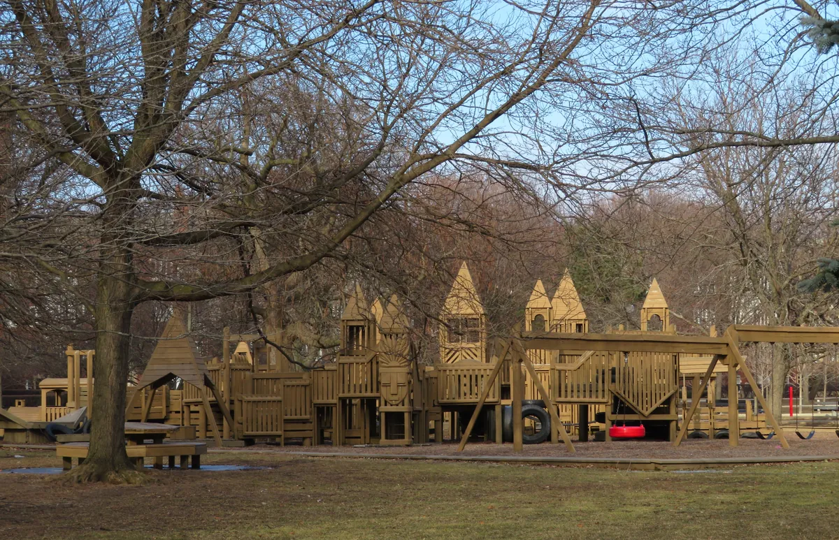 Torre y juegos infantiles de madera en jardín